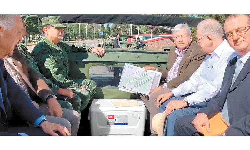 Estuvo acompañado por el próximo titular de la Sedena, Cresencio Sandoval, Sergio Samaniego, Jiménez Espriú y José María Riobóo. (Especial)