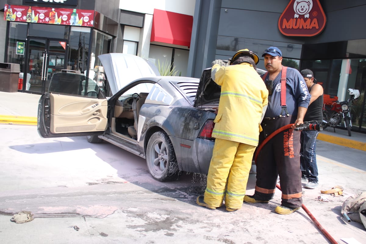 Los bomberos se encargaron de sofocar por completo las llamas y evitar más riesgos. (Especial)