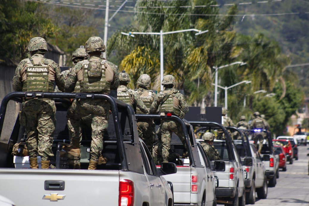 La carroza fúnebre fue resguardada por un convoy de la Policía Estatal de Veracruz, de la Fuerza Civil, del Ejército y de la Marina (Andrés lobato)