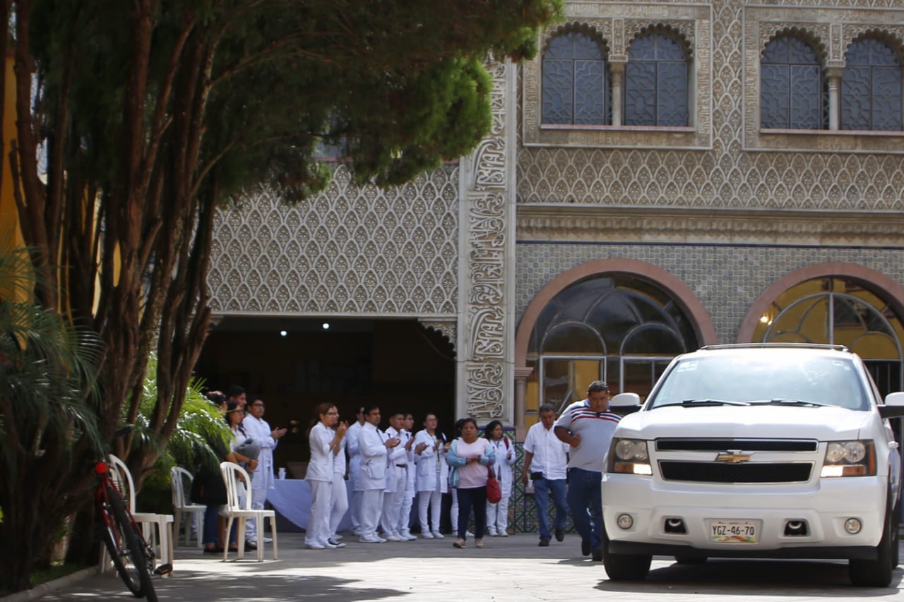 La carroza fúnebre fue resguardada por un convoy de la Policía Estatal de Veracruz, de la Fuerza Civil, del Ejército y de la Marina, el cual era visib
