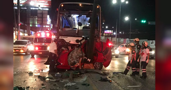 El chofer del vehículo compacto no respetó el señalamiento en rojo del semáforo pues quería ganarle al autobús (Noel Vergara)