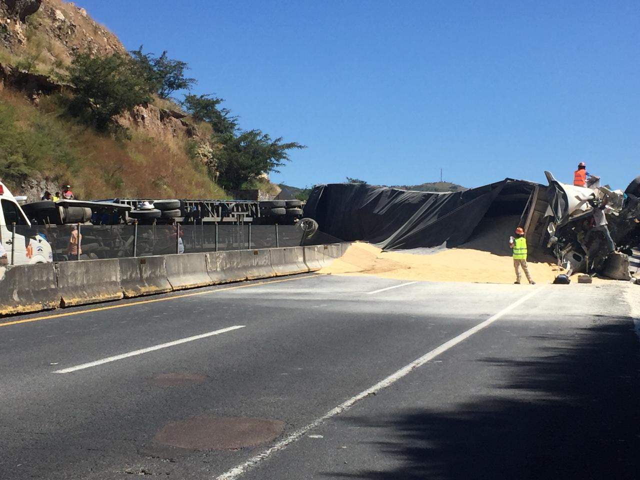 El choque en la autopista Tepic mantuvo cerrada la vía por varias horas (Cortesía)