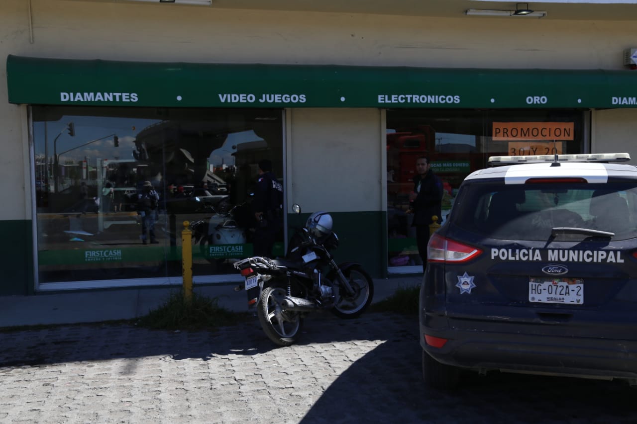 Los delincuentes amagaron a personal de la casa de empeño. (Jorge Sánchez)