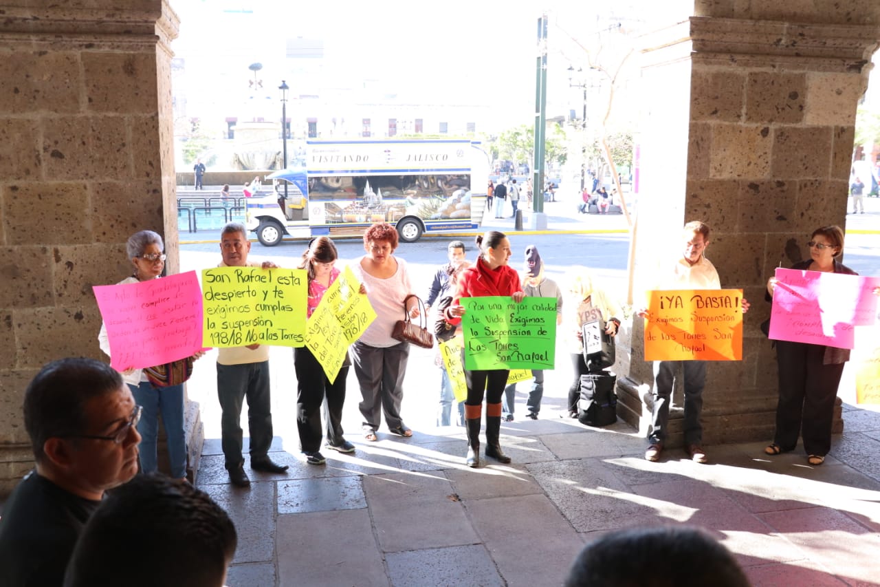 Un grupo de vecinos se manifestó a las afueras del Palacio Municipal en Guadalajara. (Víctor Ornelas)