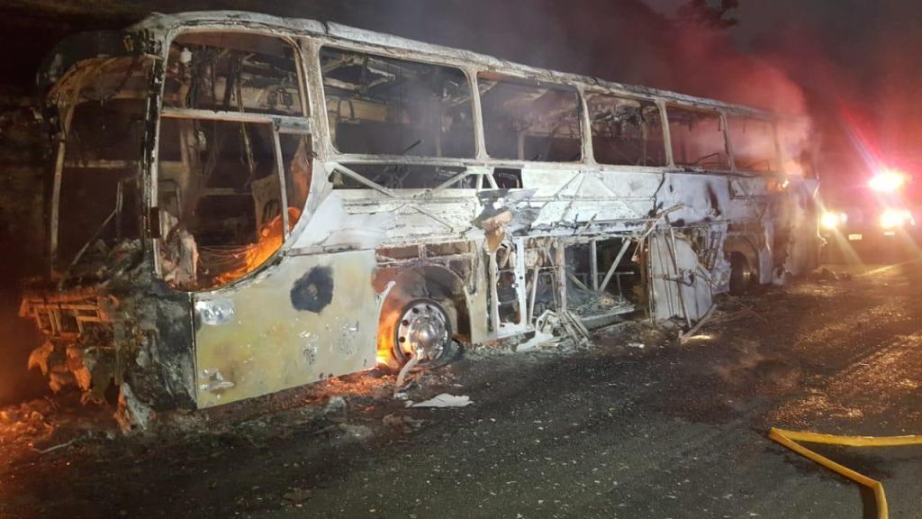 La unidad quedó calcinada tras el incidente. (Isabel Zamudio)