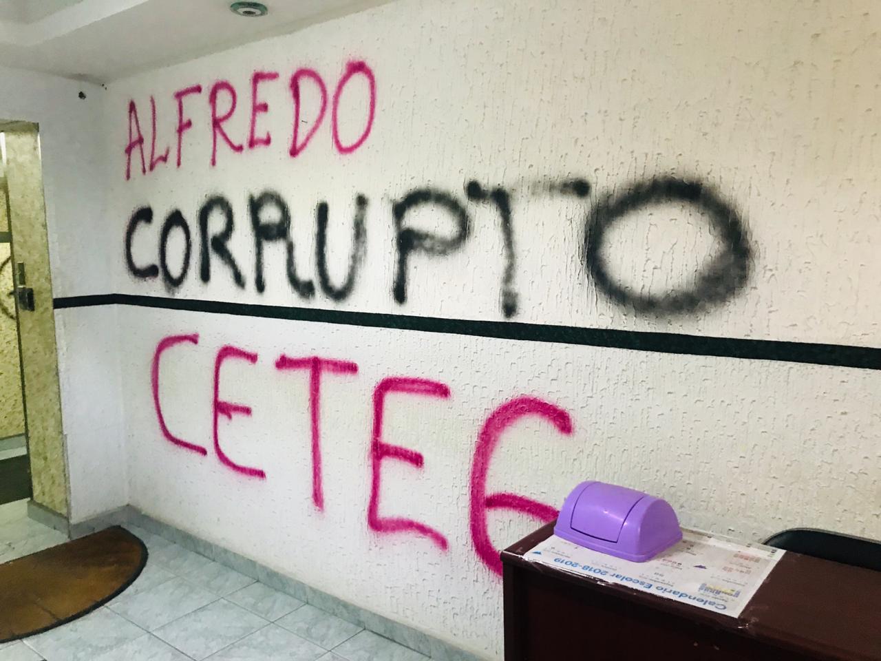 Los maestros pintaron las paredes de la dependencia. (Javier Trujillo)