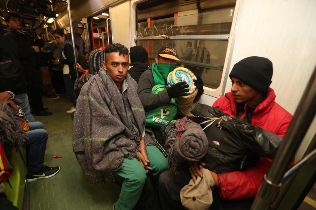 Los migrantes buscan llegar al Toreo en el Metro. (Jorge Carballo)