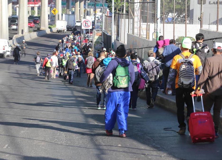 Los migrantes caminan por Periférico Norte, a la altura de Toreo. (Jorge Carballo)