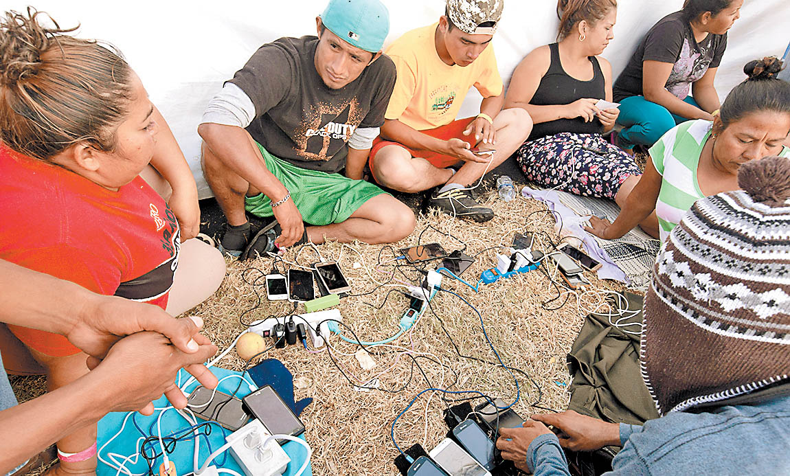Algunos migrantes venden cigarros y otros electricidad. (Jesús Quintanar)
