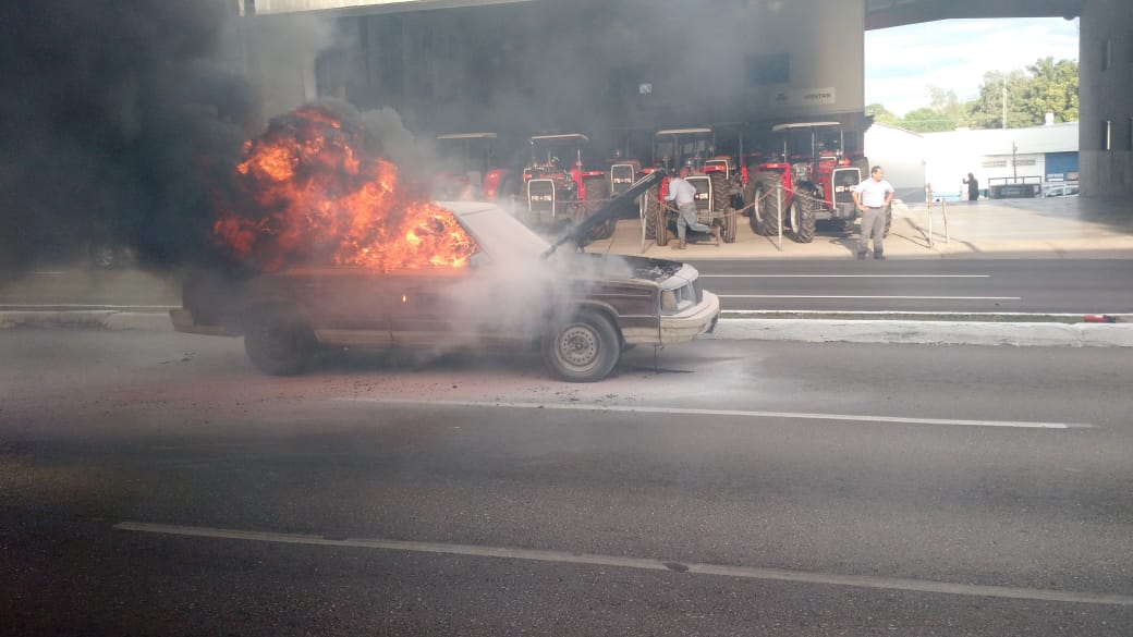 Se incendia automóvil.