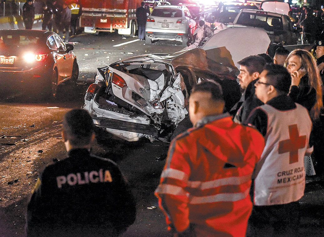 Unidades destrozadas tras el impacto del tráiler. (Cuartoscuro)