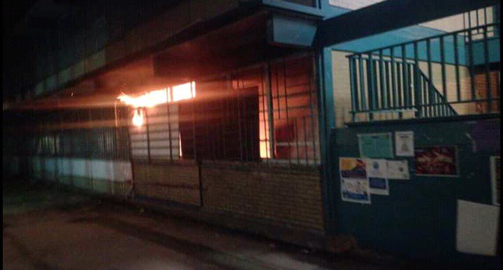 Actos vandálicos ocasionaron un incendio en un salón del CCH Azcapotzalco /Especial.