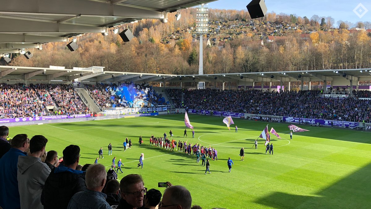 Aficionado del Hamburgo sufre heridas de gravedad tras caer de una grada (Twitter @HSV)