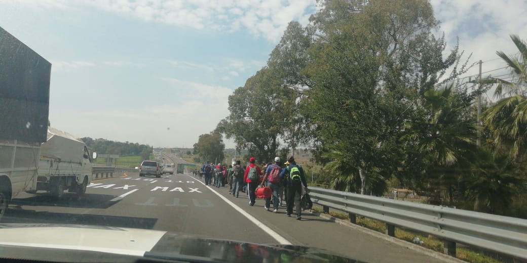 Caravana migrante avanza por carretera rumbo a Guadalajara (Cortesía).