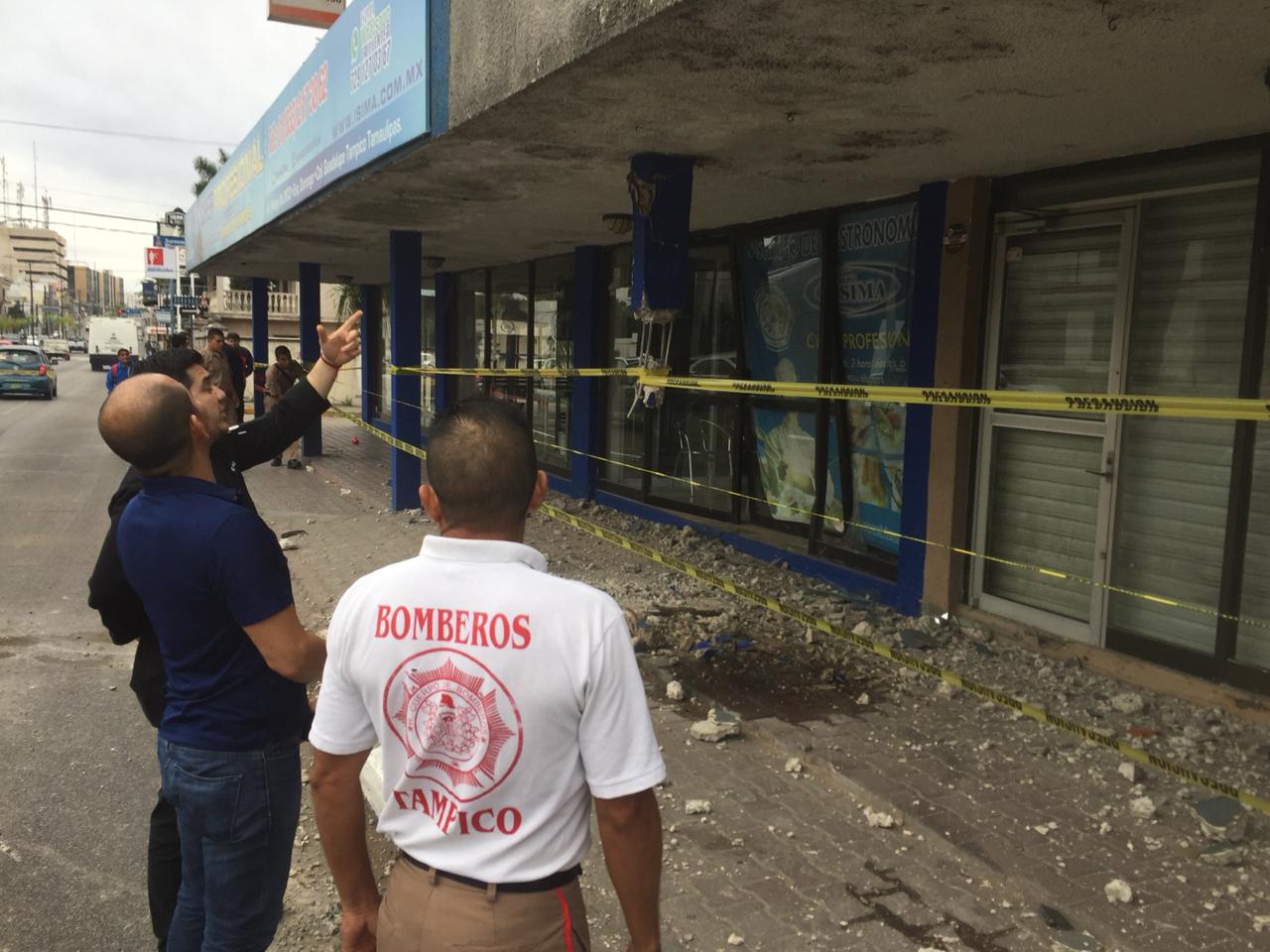El conductor chocó contra los pilares de un edificio que  alberga a diversos locales de comercio (Milenio Tamaulipas)