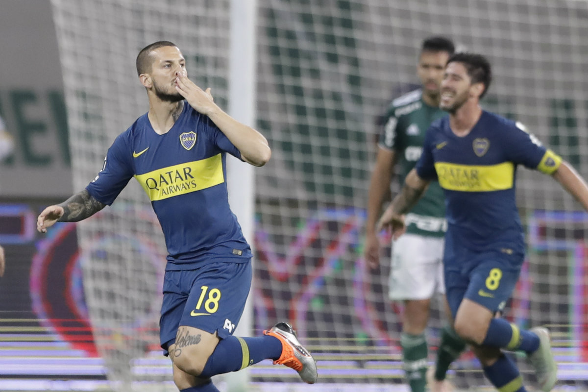 Darío Benedetto festeja tras marcar gol en Copa Libertadores (AP)