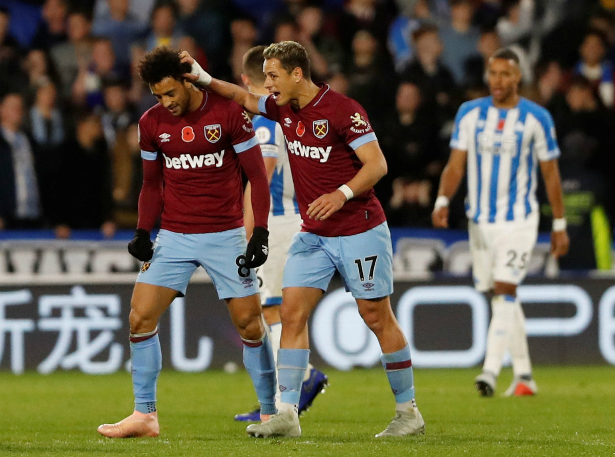 Javier Hernández felicita a Felipe Anderson tras anotar su gol (Reuters)
