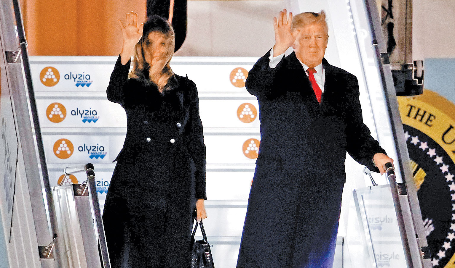 El líder de EU junto a su esposa, Melania, llegando a París por el centenario conmemorativo de la Primera Guerra Mundial. (Reuters)