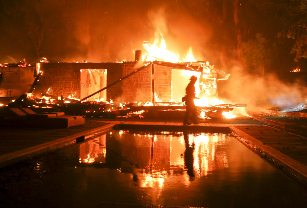 Los incendios dejaron 11 muertos en California. (AP)