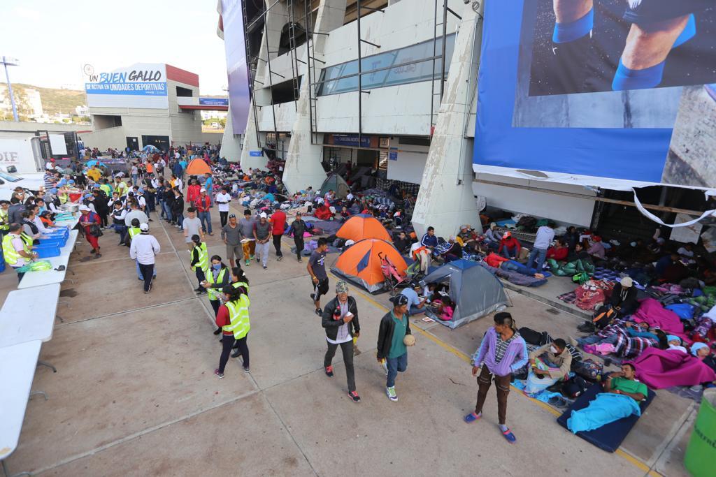 Los migrantes se instalaron en inmediaciones del estadio. (Jorge Carballo)