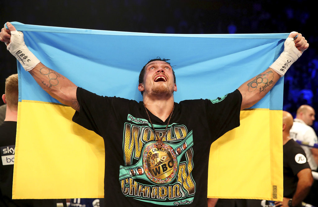 Oleksandr Usyk celebra la victoria (AP)
