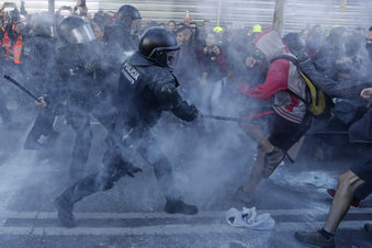 Policías de Cataluña dispersan a palos a un grupo de separatistas/AP.