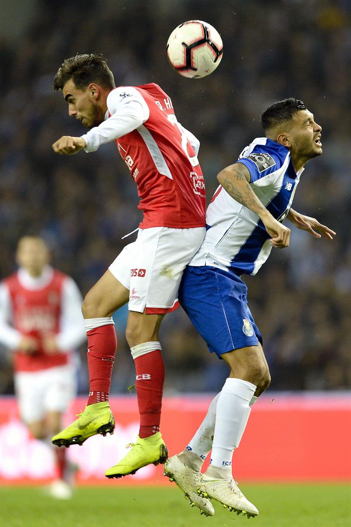 Tecatito disputa un balón contra un jugador del Braga (EFE)