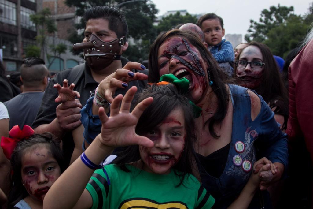 Chicos y grandes se dieron cita en el Monumento a la Revolución para participar en la edición 2018 de la marcha zombie. (Cuartoscuro)