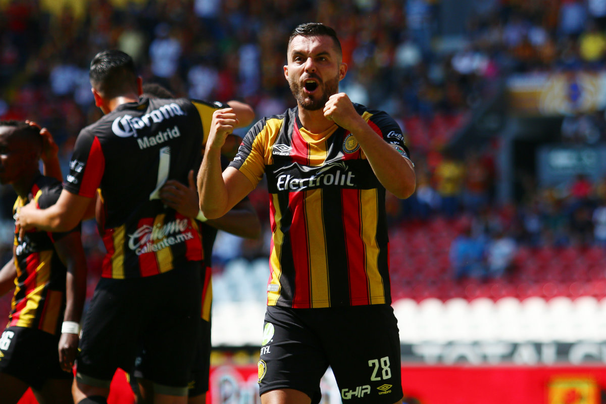 Ismael Valadez en festejo de gol durante la victoria de Leones Negros (Imago7)