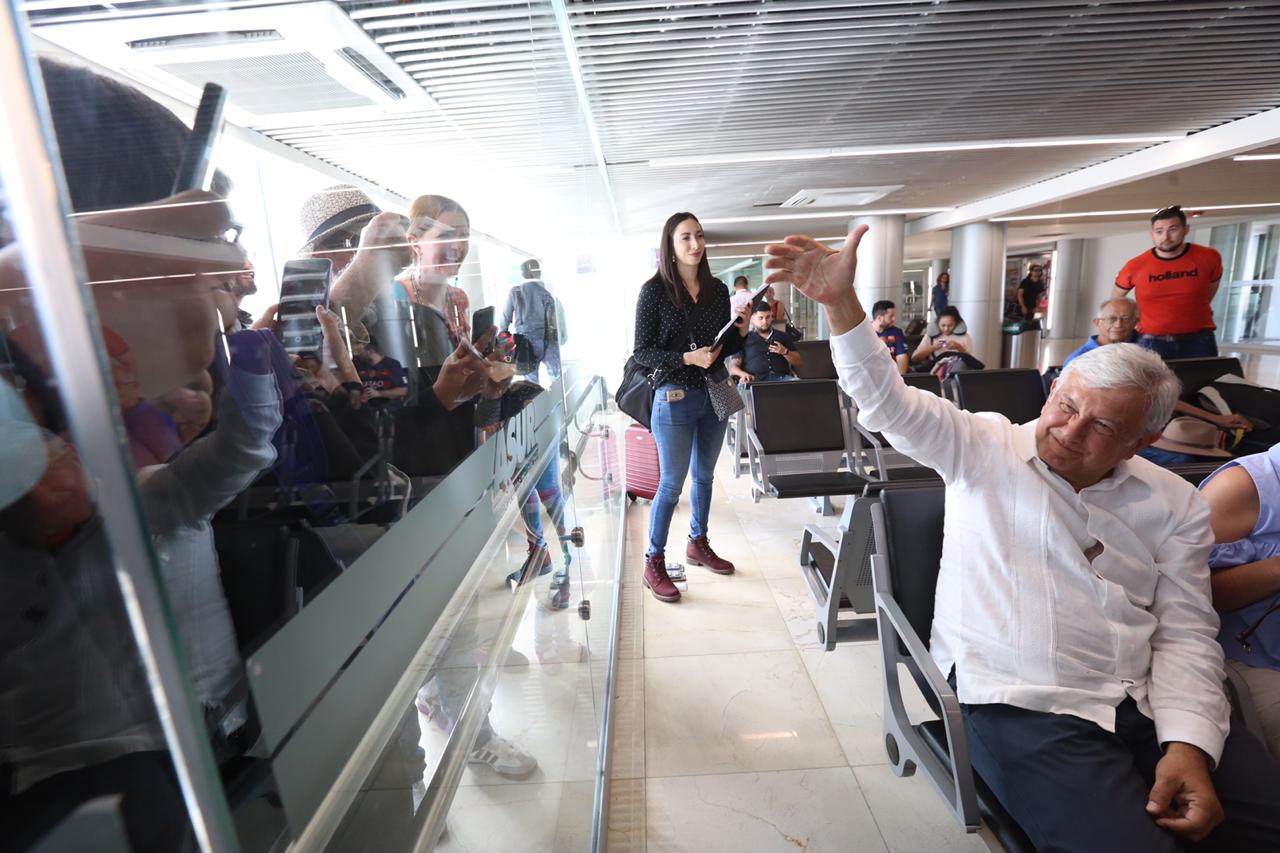 Andrés Manuel López Obrador saluda a pasajeros en el aeropuerto de Mérida (Nelly Salas)