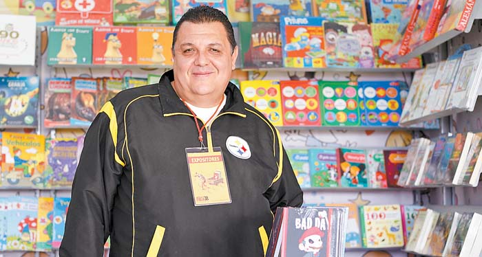Armando Malpica, coordinador de ferias de la casa editorial.  Araceli López