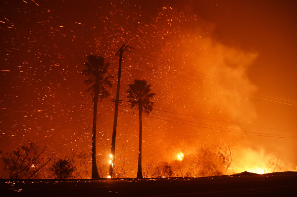Las autoridades buscan a más de cien personas desaparecidas por los incendios en California. |AFP
