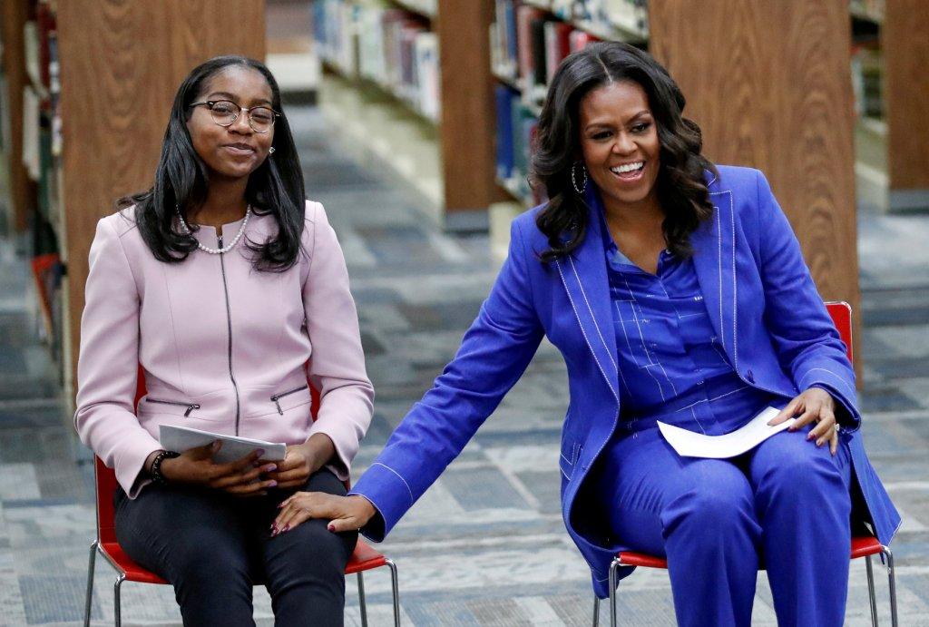 Chicago- La ex primera dama Michelle Obama sonríe al comenzar la presentación de su libro en una escuela. REUTERS / Kamil Krzaczynski