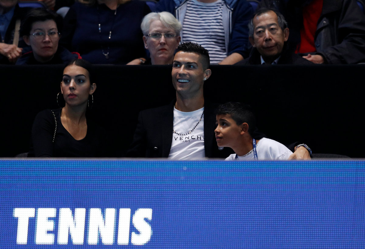 Cristiano Ronaldo asiste con su familia a un partido de Djokovic (Reuters)