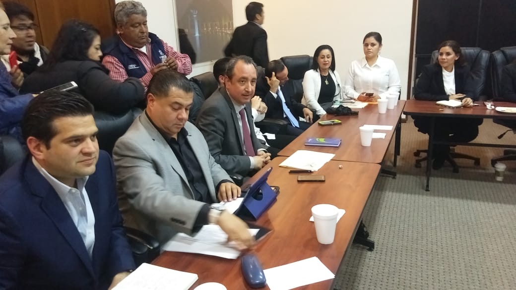 Diputados locales se reunieron con el tesorero estatal, Carlos Garza. Foto: Especial