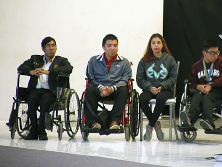 El gobernador entregó reconocimientos por su perseverancia académica y espíritu de superación personal, a tres estudiantes con discapacidad del Cecyte