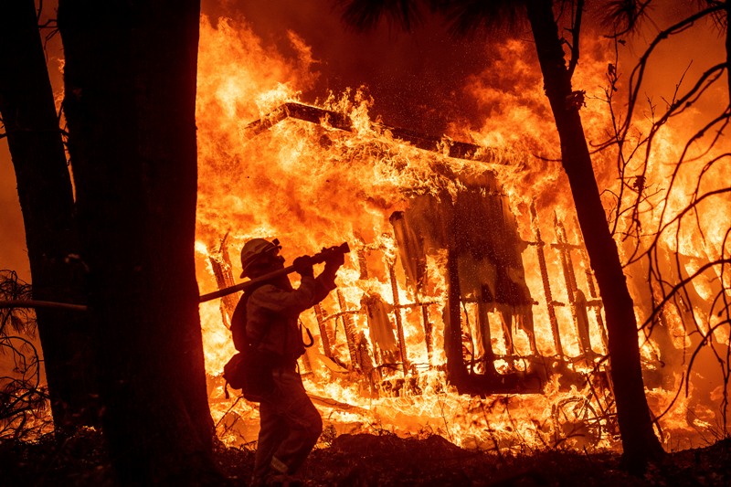 El incendio, que desde el jueves arrasa al norte de California, igualó al más mortal registrado en la historia de Estados Unidos.