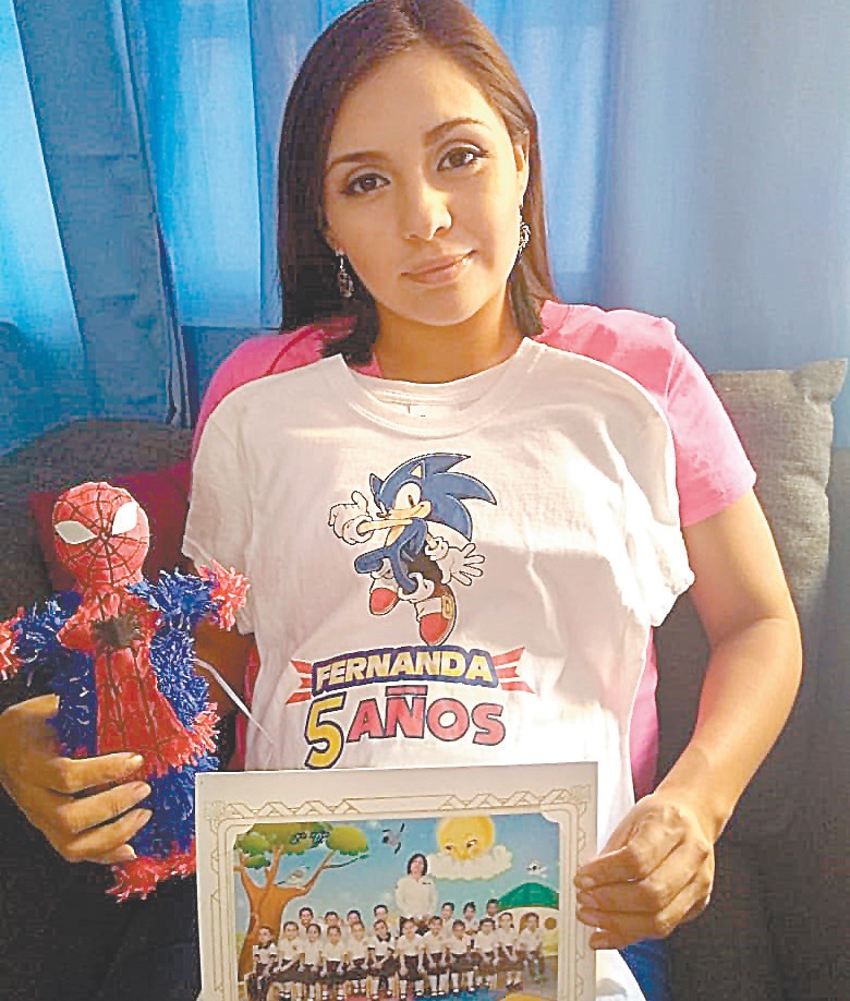 La madre dice que a su hija le gusta mucho Spider-Man, y le guarda su piñata. JOAQUÍN LÓPEZ