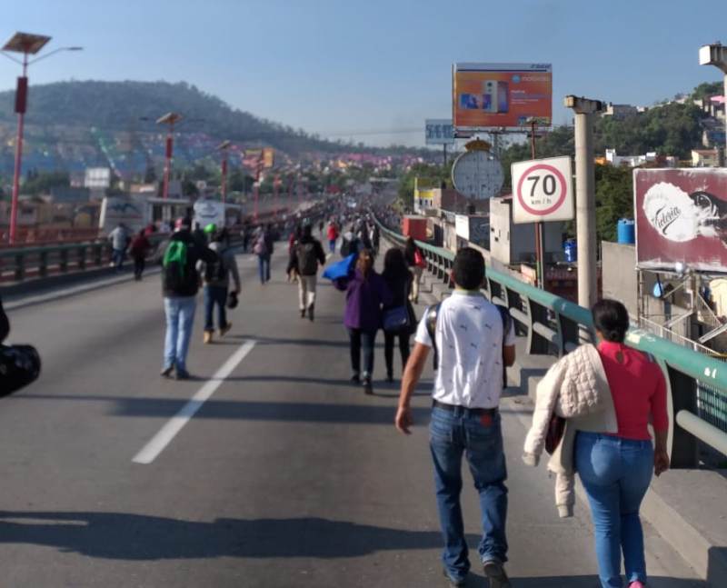 Miles de personas caminaron por varios kilómetros para llegar al metro Indios Verdes.