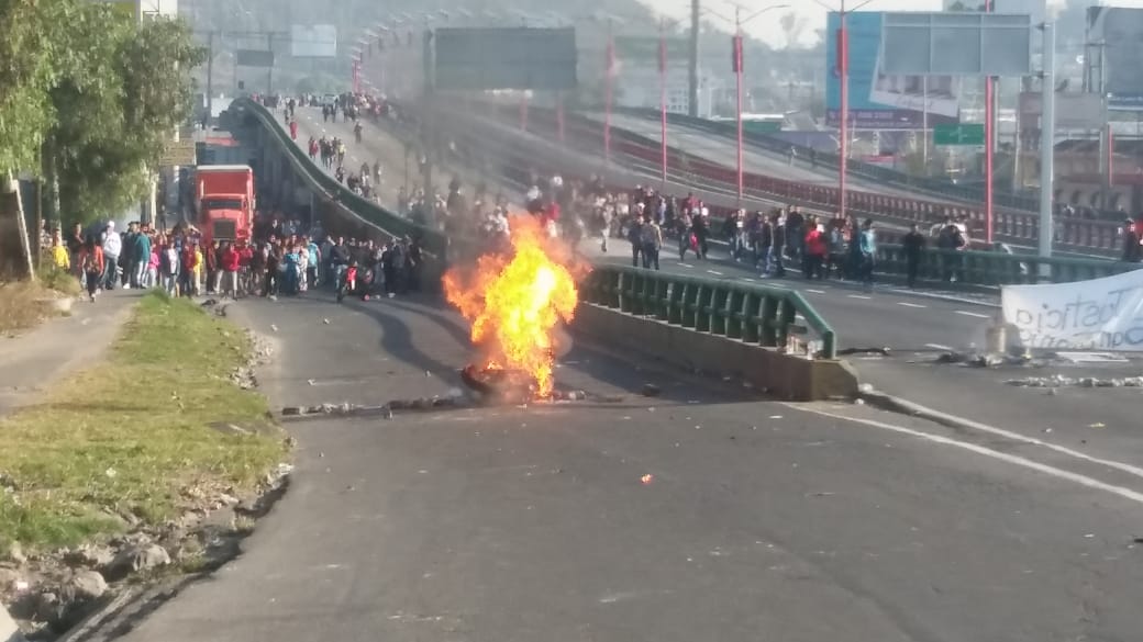 Como señal de protesta, los habitantes de esta comunidad prendieron fuego a una motocicleta. (César Velázquez)