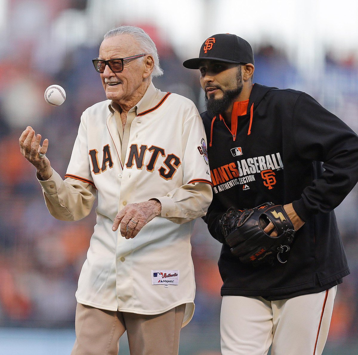 Stan Lee en un juego de San Francisco (MLB México)
