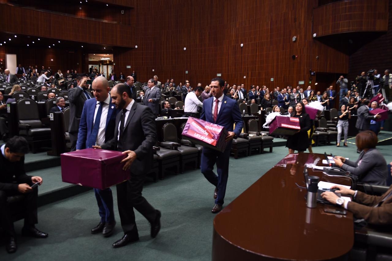 La bancada del PAN llevó regalos a AMLO por su cumpleaños: cajas con etiquetas “autoritarismo”, “control” e “ignorancia"/ESpecial.