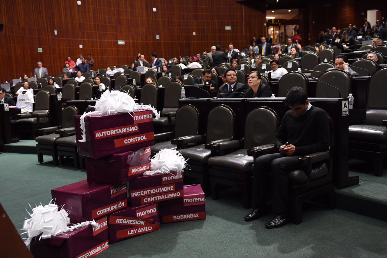 Los diputados federales del PAN obsequiaron a AMLO unos "detalles" sobre la Ley Orgánica de la Administración Pública Federal/Especial.
