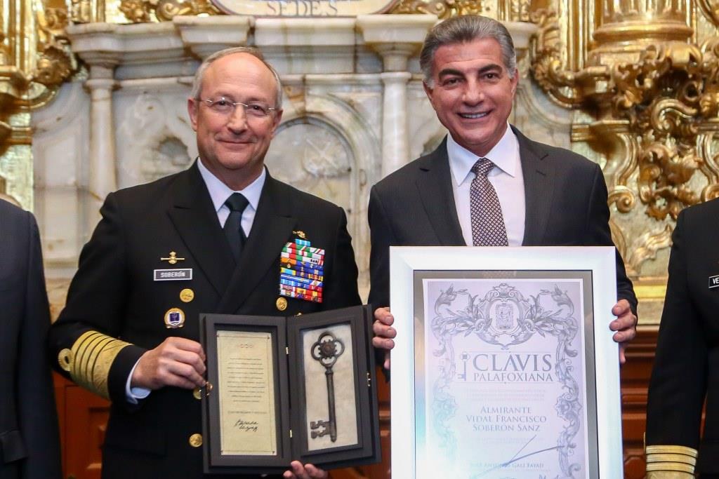Entrega Antonio Gali Clavis Palafoxiana al almirante Vidal Franciso Soberón Sanz, Secretario de Marina (Especial)