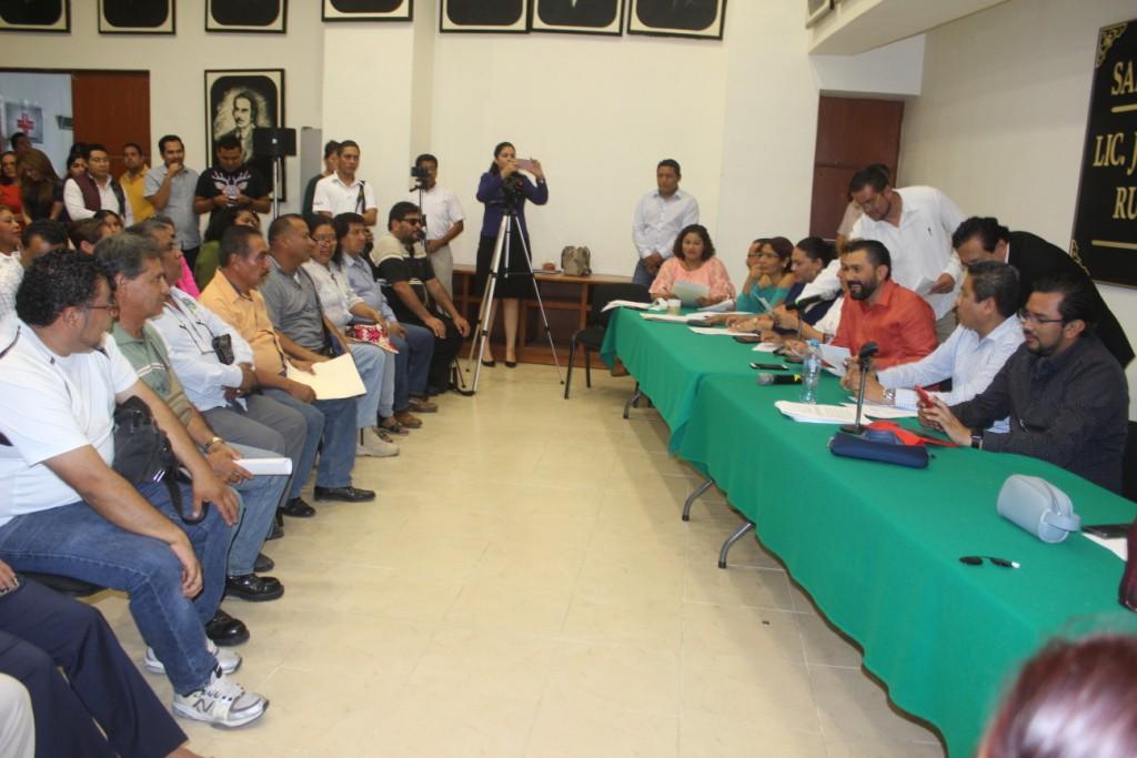 Los agentes se reunieron con una comisión de diputados.