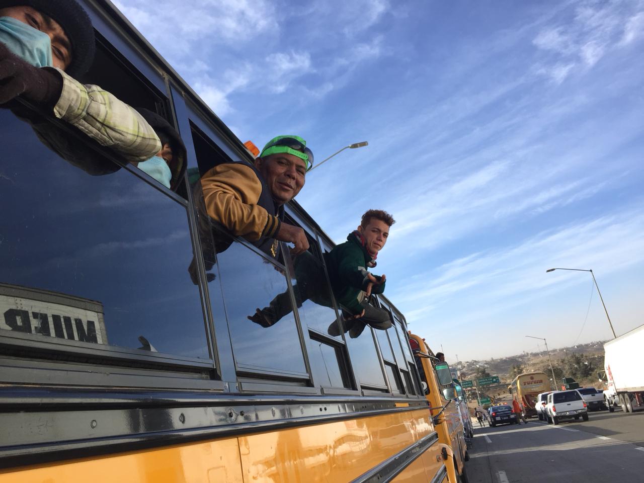 Los migrantes llegaron a bordo de nueve autobuses escolares.