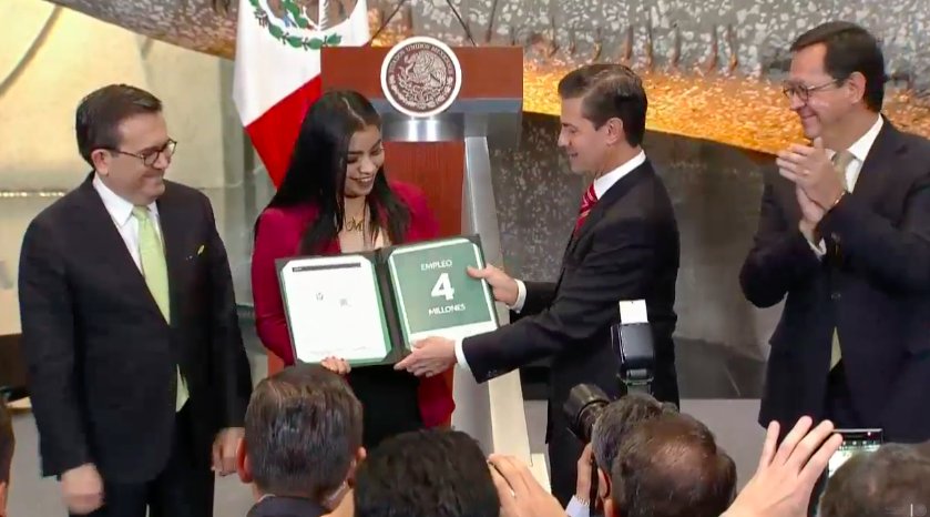 Peña entrega reconocimiento al empleo número 4 millón creado en su administración/Especial.