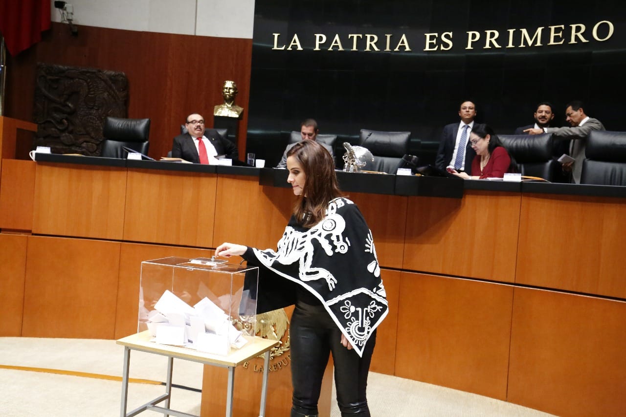 Senadores emiten su voto para elegir a los magistrados.