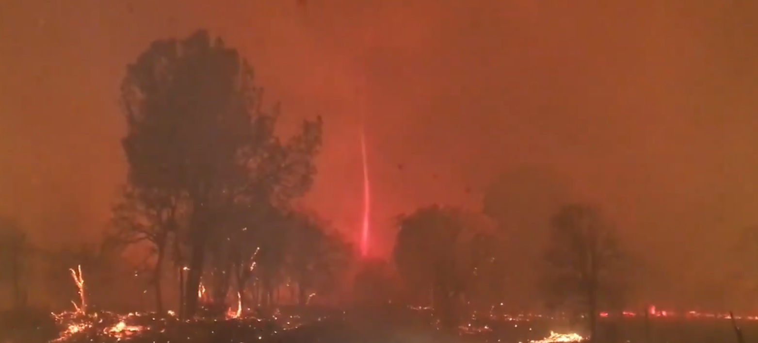 En un video publicado en Twitter se observa cómo se forma uno de estos tornados en medio del devastador incendio.