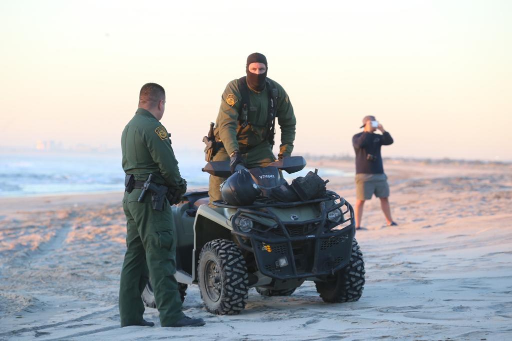 Agentes fronterizos vigilan a los migrantes a bordo de cuatrimotos. (Jorge Carballo)